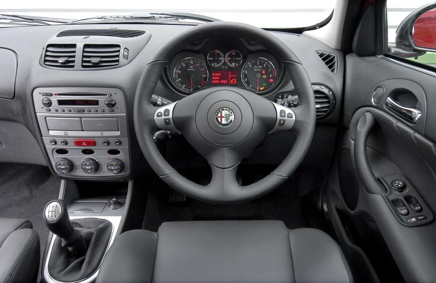 Панель приборов Alfa Romeo 147 5-Door (937B) 2005 года  (UK) (фото 8 из 9)